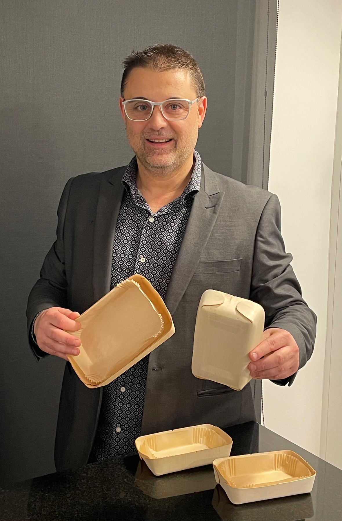 Representante de NatureTrays con barquetas de madera