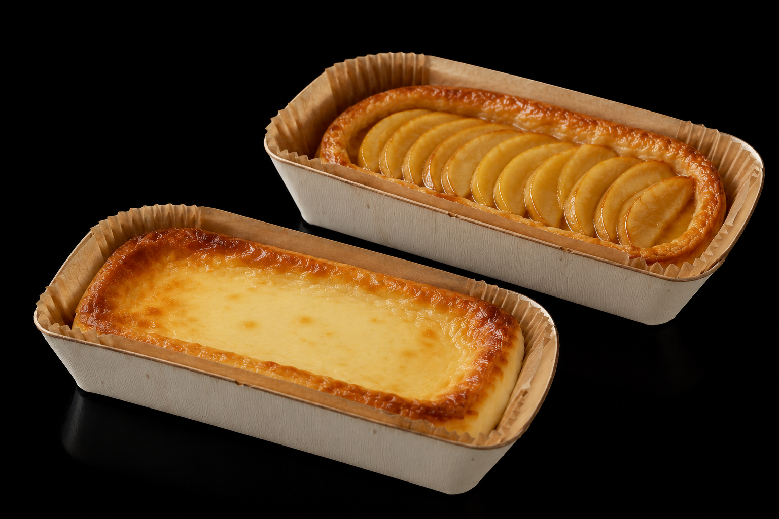 Tarta de queso y tarta de manzana en barquetas de madera
